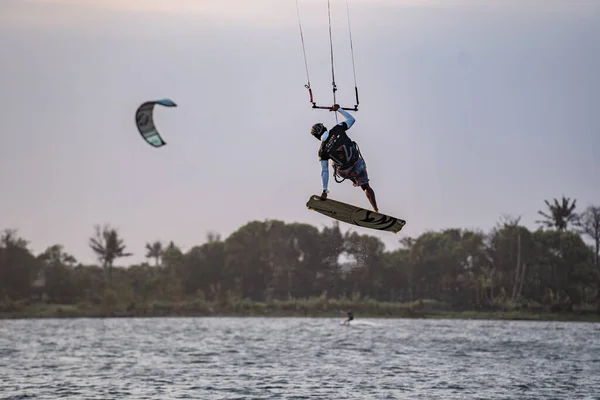风筝冲浪 一个在日落时做各种特技表演的冲浪选手 International Kitesurfing Exhibition 2023 Yogyakarta Indonesia August 2023 — 图库照片