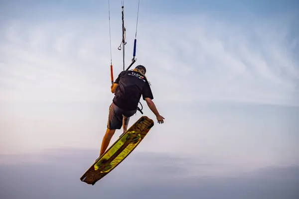 Kitesurfen Een Surfer Die Allerlei Stunts Doet Bij Zonsondergang Internationale — Stockfoto