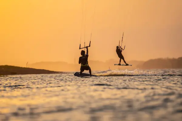 Kitesurfen Een Surfer Rijdt Een Prachtige Achtergrond Van Bruggen Kustlijn — Stockfoto