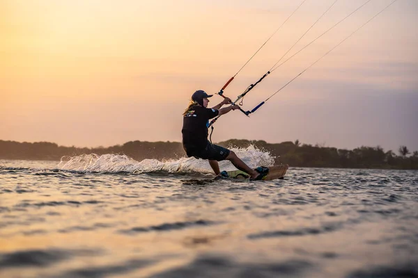 Kitesurfing Surfer Rides Beautiful Backdrop Bridges Coastline Sunset Performs All — Stock Photo, Image