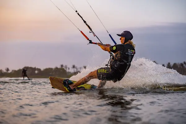 Kitesurfen Ein Surfer Der Bei Sonnenuntergang Alle Möglichen Stunts Macht — Stockfoto