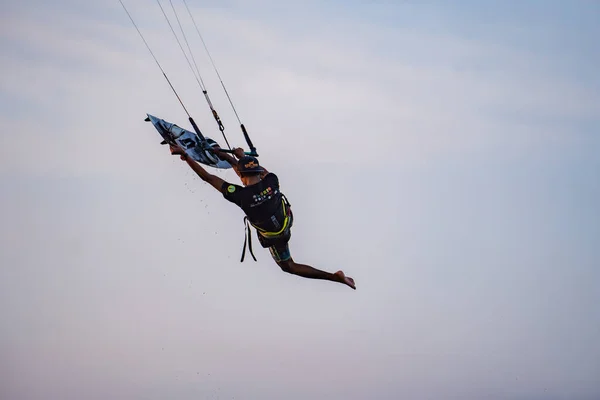 风筝冲浪 一个在日落时做各种特技表演的冲浪选手 International Kitesurfing Exhibition 2023 Yogyakarta Indonesia August 2023 — 图库照片
