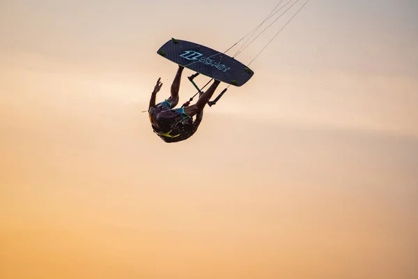 Kitesurfen Ein Surfer Reitet Bei Sonnenuntergang Vor Einer Wunderschönen Kulisse — Stockfoto