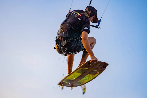 Kitesurfing Surfare Som Gör Alla Möjliga Stunts Vid Solnedgången Internationell — Stockfoto