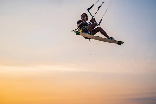 Kitesurfing Surfare Rider Vacker Bakgrund Broar Och Kustlinje Vid Solnedgången — Stockfoto
