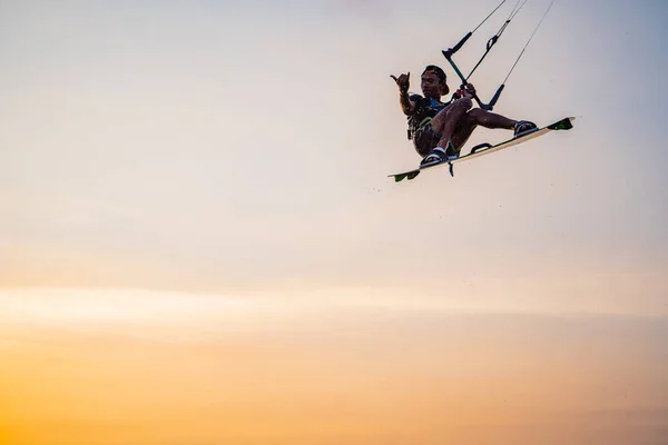 キットサーフィン サーファーは 日没時に橋や海岸線の美しい背景に乗り あらゆる種類のスタントを実行します インドネシア ジョグジャカルタ 2023年8月26日 — ストック写真