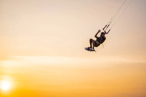 Kitesurfen Ein Surfer Reitet Bei Sonnenuntergang Vor Einer Wunderschönen Kulisse — Stockfoto