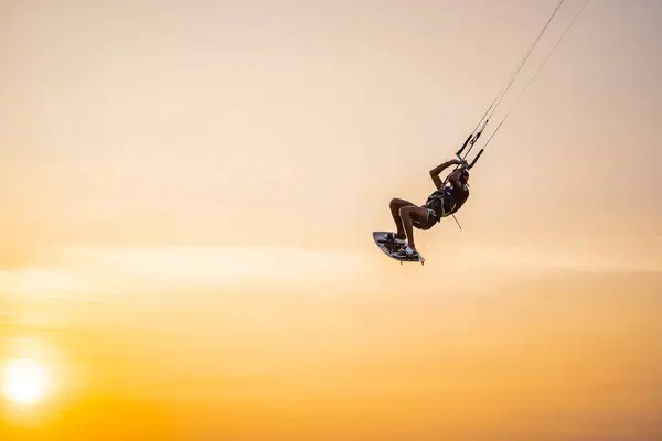 Kitesurfing Surfař Jezdí Krásném Pozadí Mostů Pobřeží Při Západu Slunce — Stock fotografie