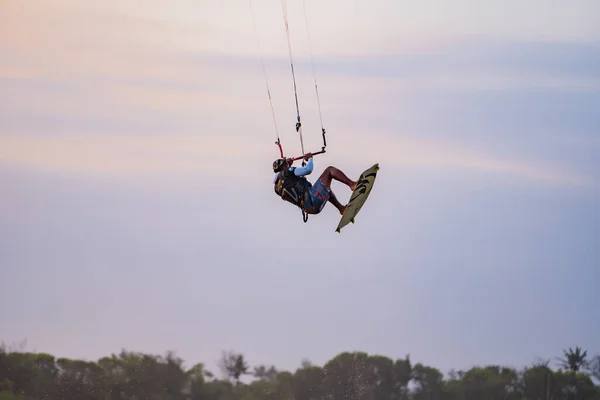 키테서핑 일몰에 종류의 묘기를하는 Kitesurfing 전시회 2023 요그야카르타 인도네시아 2023 — 스톡 사진