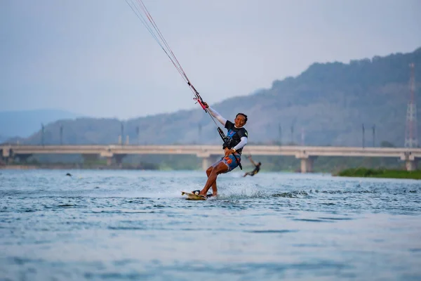 Kitesurfen Ein Surfer Reitet Vor Der Kulisse Wunderschöner Brücken Und — Stockfoto