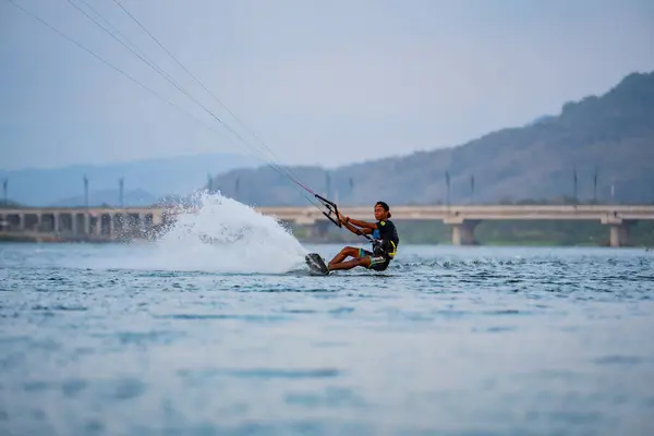 Kitesurfing Surfer Rides Backdrop Beautiful Bridges Coastlines Performs All Kinds — Stock Photo, Image
