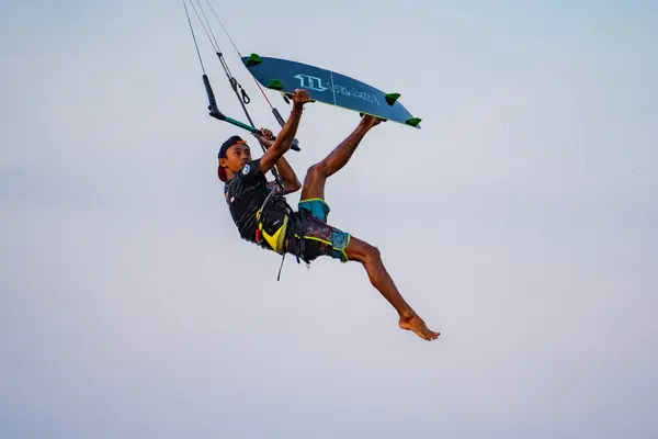 Kitesurfing Ένας Σέρφερ Που Κάνει Όλων Των Ειδών Ακροβατικά Ηλιοβασίλεμα — Φωτογραφία Αρχείου