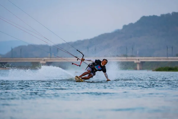 风筝冲浪 一名男性冲浪运动员在美丽的桥面和海岸线上骑马 表演各种特技表演 休闲概念 印度尼西亚日惹 2023年8月26日 — 图库照片