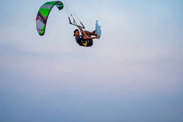 키테서핑 일몰에 종류의 묘기를하는 Kitesurfing 전시회 2023 요그야카르타 인도네시아 2023 — 스톡 사진