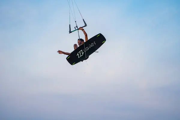 Kitesurf Surfista Fazer Todo Tipo Acrobacias Pôr Sol Exposição Internacional — Fotografia de Stock
