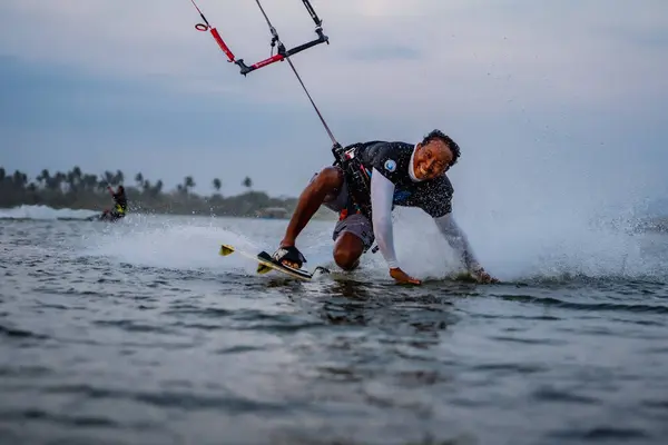 Kitesurfing Surfer Rides Backdrop Beautiful Bridges Coastlines Performs All Kinds — Stock Photo, Image
