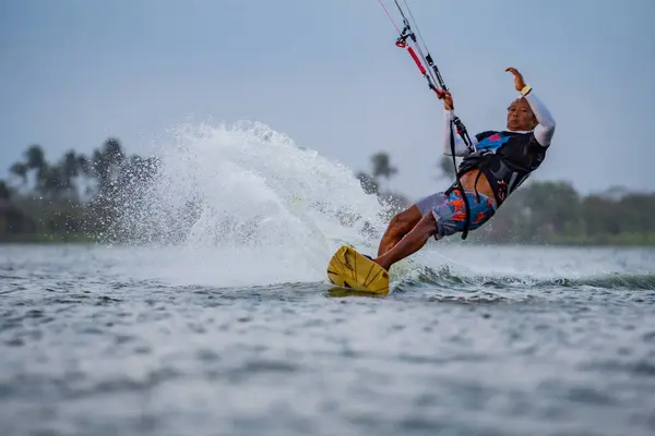 Kitesurfing Surfare Rider Mot Bakgrund Vackra Broar Och Kuster Och — Stockfoto