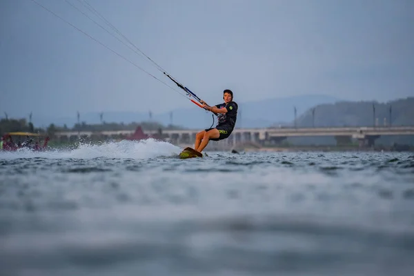 Kitesurf Surfista Cabalga Sobre Telón Fondo Hermosos Puentes Costas Realiza —  Fotos de Stock