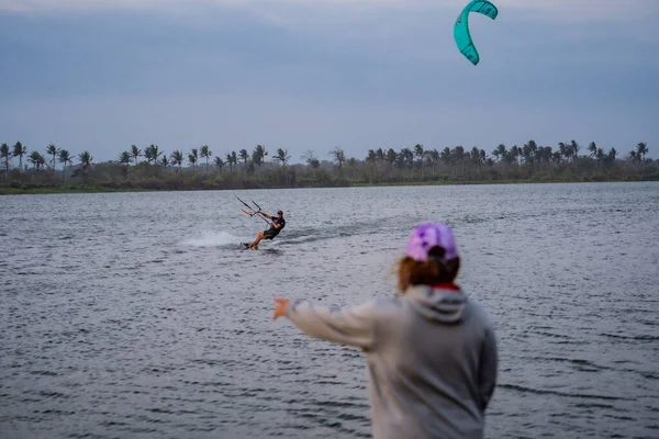 Ein Freund Sah Einen Freund Der Der Lagune Beim Kitesurfen — Stockfoto