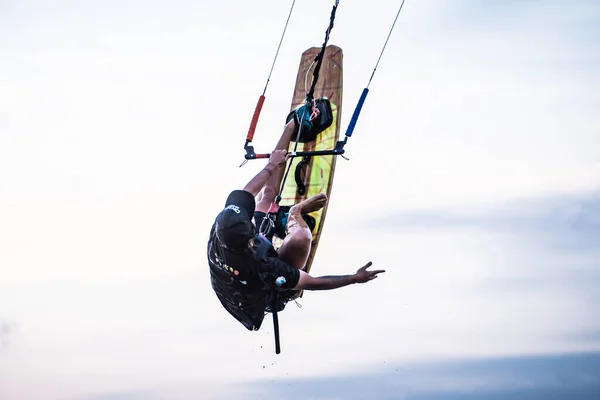 Kitesurfing Surfař Který Při Západu Slunce Dělá Všechny Možné Kousky — Stock fotografie