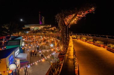 Bu turizm beldesindeki gece atmosferi Yogyakarta 'nın en iyi manzarasını sunuyor, yani Heha Skyview' i. : Yogyakarta, Endonezya - 24 Ağustos 2023