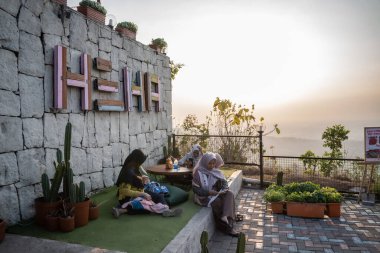 Turistler, Yogyakarta 'nın en iyi manzarası olan Heha Skyview' de gün batımının keyfini çıkarıyorlar. : Yogyakarta, Endonezya - 24 Ağustos 2023