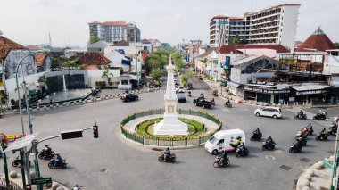 Yogyakarta, Endonezya - 14 Kasım 2023: hava manzarası ve Yogyakarta anıtının yeni görüntüsü (Tugu Pal Putih Yogyakarta). Yogyakarta şehrinin sembolü ya da sembolü olarak kullanılır..