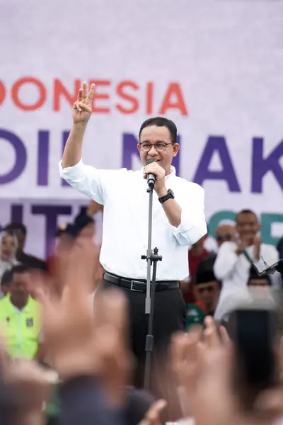 Yogyakarta, Endonezya - 23 Ocak 2024: Anies Baswedan neşeli ve coşkulu görünüyor, bir konuşma yapan veya büyük bir kampanya yürüten bir başkan adayı destekçileri tarafından çevrelenmiş durumda..