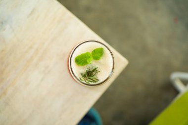 Zarif bir kafedeki masada taze soğuk limon çayı..