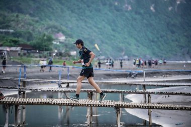 Yogyakarta, Endonezya - 25 Şubat 2024: Bambu köprüleri ve kıyı şeridi boyunca yarışlar