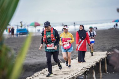 Yogyakarta, Endonezya - 25 Şubat 2024: Bambu köprüleri ve kıyı şeridi boyunca yarışlar