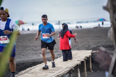 Yogyakarta, Endonezya - 25 Şubat 2024: Bambu köprüleri ve kıyı şeridi boyunca yarışlar