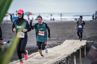 Yogyakarta, Endonezya - 25 Şubat 2024: Bambu köprüleri ve kıyı şeridi boyunca yarışlar