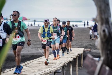 Yogyakarta, Endonezya - 25 Şubat 2024: Bambu köprüleri ve kıyı şeridi boyunca yarışlar