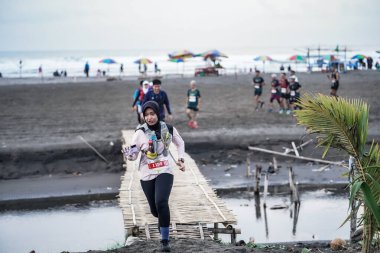 Yogyakarta, Endonezya - 25 Şubat 2024: Bambu köprüleri ve kıyı şeridi boyunca yarışlar