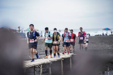 Yogyakarta, Endonezya - 25 Şubat 2024: Bambu köprüleri ve kıyı şeridi boyunca yarışlar