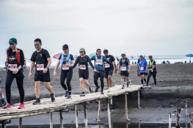 Yogyakarta, Endonezya - 25 Şubat 2024: Bambu köprüleri ve kıyı şeridi boyunca yarışlar