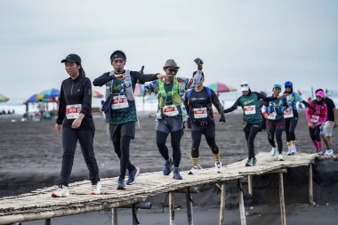 Yogyakarta, Endonezya - 25 Şubat 2024: Bambu köprüleri ve kıyı şeridi boyunca yarışlar