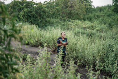 Yogyakarta, Endonezya - 25 Şubat 2024: Sahildeki kumlu yollarda sahil yarışları