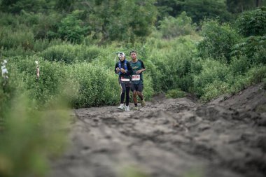 Yogyakarta, Endonezya - 25 Şubat 2024: Sahildeki kumlu yollarda sahil yarışları