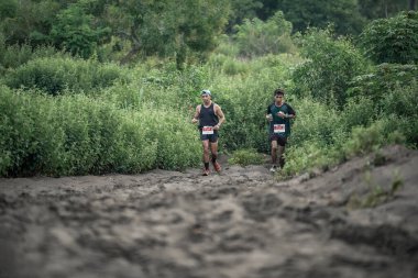 Yogyakarta, Endonezya - 25 Şubat 2024: Sahildeki kumlu yollarda sahil yarışları