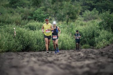 Yogyakarta, Endonezya - 25 Şubat 2024: Sahildeki kumlu yollarda sahil yarışları