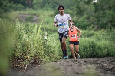 Yogyakarta, Endonezya - 25 Şubat 2024: Sahildeki kumlu yollarda sahil yarışları