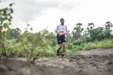 Yogyakarta, Endonezya - 25 Şubat 2024: Sahildeki kumlu yollarda sahil yarışları