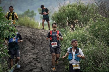 Yogyakarta, Endonezya - 25 Şubat 2024: Sahildeki kumlu yollarda sahil yarışları