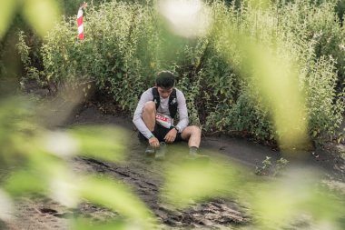 Yogyakarta, Endonezya - 25 Şubat 2024: Sahildeki kumlu yollarda sahil yarışları