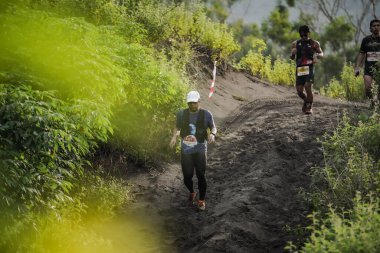 Yogyakarta, Endonezya - 25 Şubat 2024: Sahildeki kumlu yollarda sahil yarışları