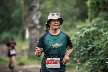 Yogyakarta, Endonezya - 25 Şubat 2024: Sahildeki kumlu yollarda sahil yarışları