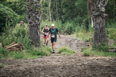 Yogyakarta, Endonezya - 25 Şubat 2024: Sahildeki kumlu yollarda sahil yarışları