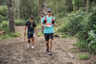 Yogyakarta, Endonezya - 25 Şubat 2024: Sahildeki kumlu yollarda sahil yarışları